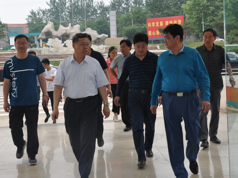 武城縣經(jīng)信局領(lǐng)導一行到公司服務(wù)的中國重汽集團濟南動力有限公司參觀交流