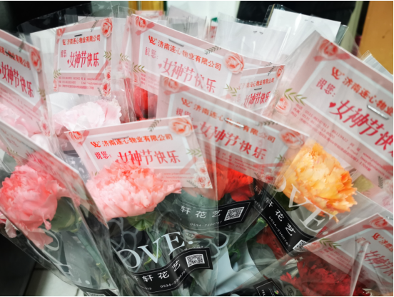 一枝鮮花 一聲祝福 一份感恩 ——濟南連心物業(yè)駐德州農行項目“3·8”婦女節(jié)活動